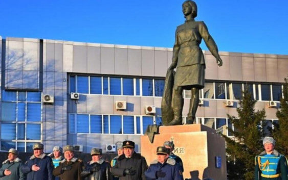 В Астане возложили цветы к памятнику Героя Советского Союза Алии Молдагуловой