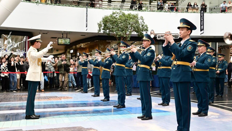 К 80-летию Великой Победы оркестр исполнил песни военных лет в Астане