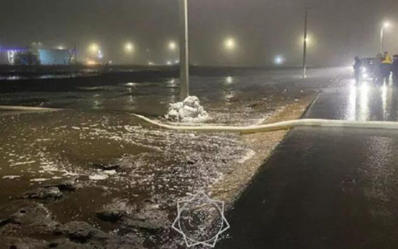 «А вода по асфальту рекой» — в Уральске талой водой затопило дорогу