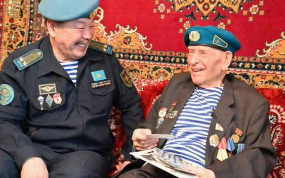 Столетний ветеран-десантник поздравил казахстанцев с Днем благодарности