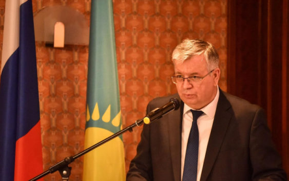 Ветеранов, блокадниц и тыловиков поздравил с 8 марта Генконсул РФ в Алматы