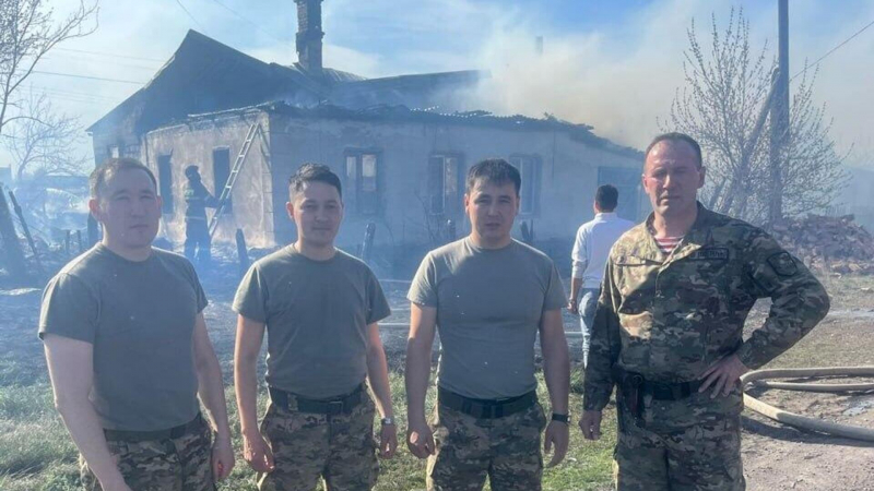 Троих детей спасли из горящего дома бойцы Нацгвардии в Караганде