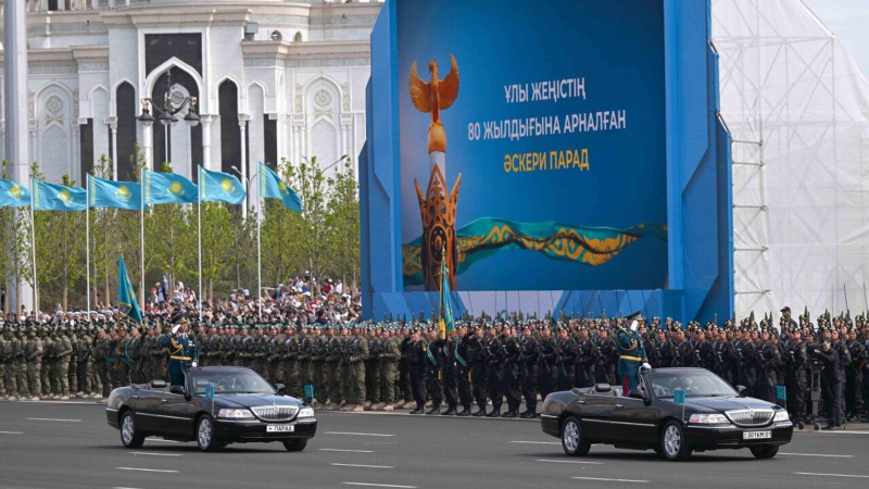 Парад Победы в Астане собрал свыше 5 тысяч гостей на трибунах и миллионы зрителей онлайн