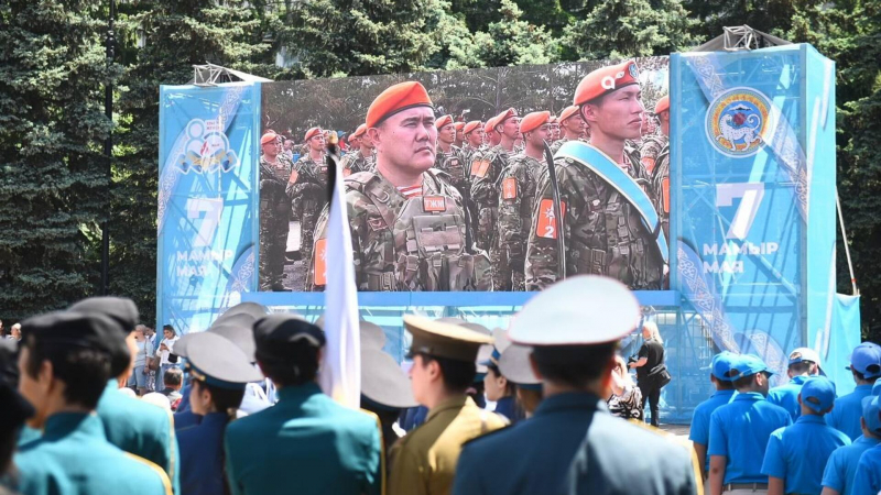 Тысячи алматинцев собрались в парке 28 гвардейцев-панфиловцев для просмотра парада Победы