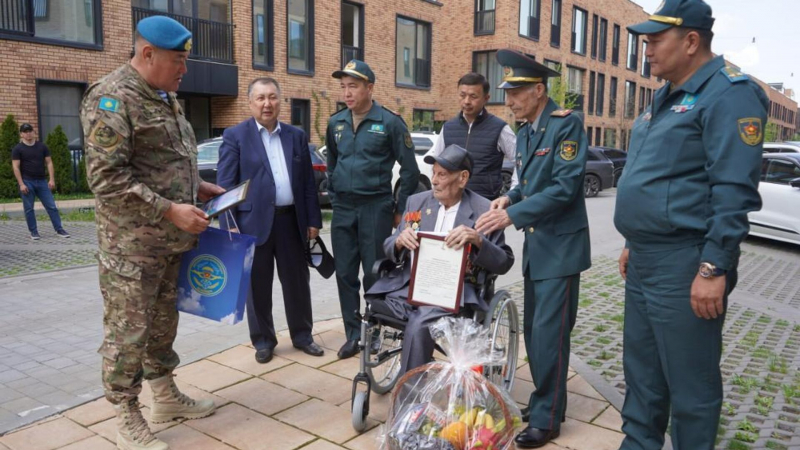 В Алматы военнослужащие поздравили ветерана войны Ивана Матвеевича Бегунова со 100-летием