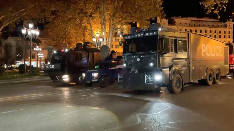 В Тбилиси полиция применила водомет против митингующих оппозиционеров